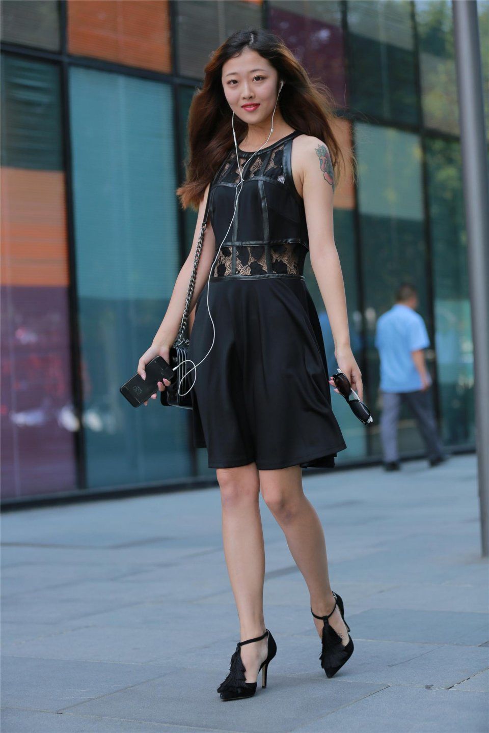 街拍:笑容真甜的高跟短裙美女,这样的美女惹人喜欢