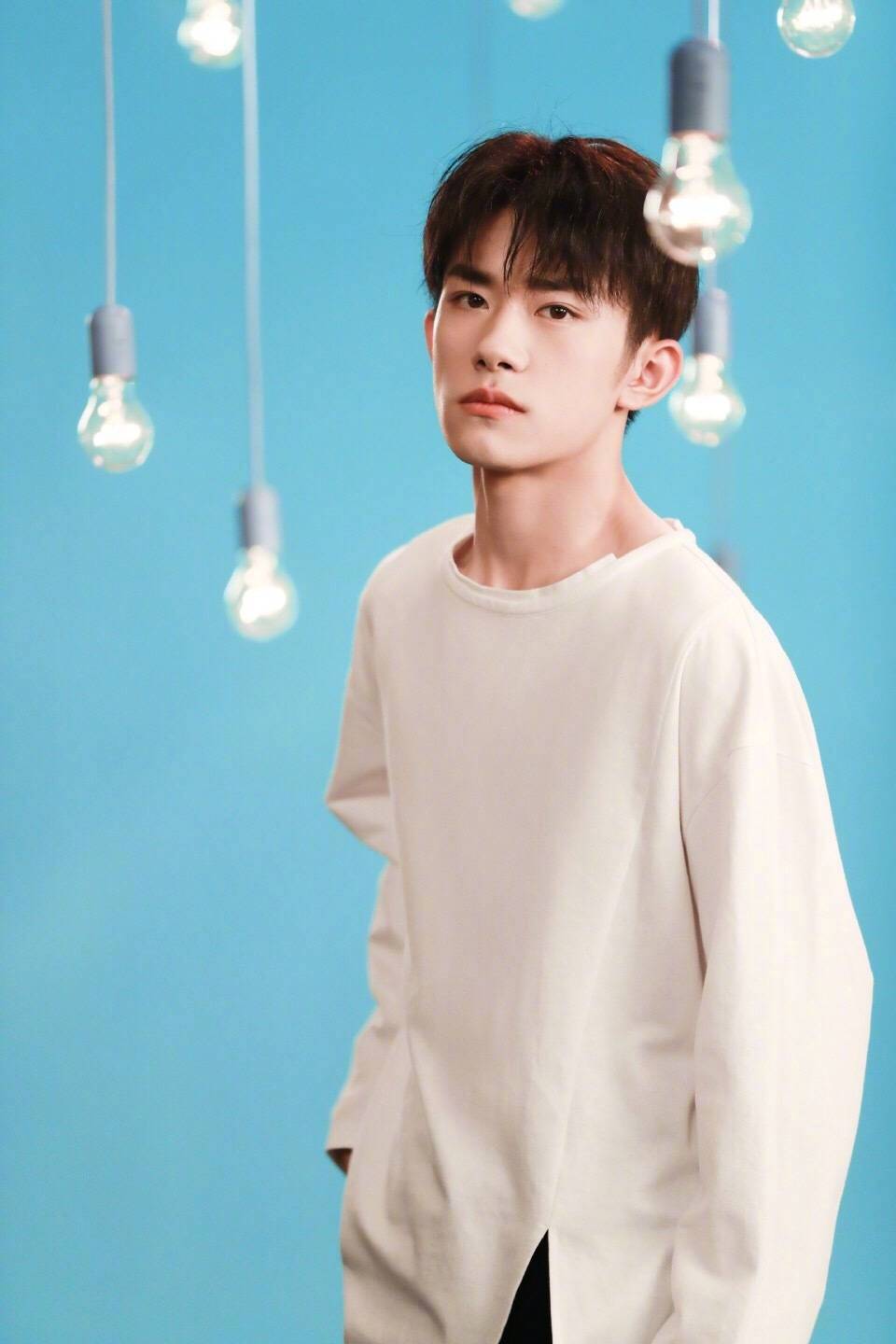 一身风采卓然,眉宇间浩然正气