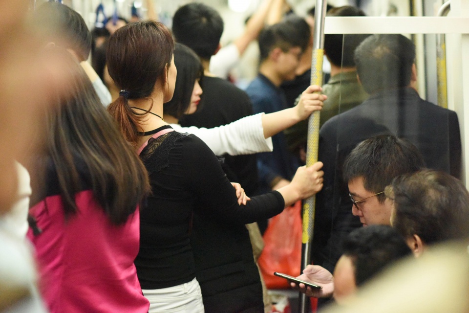 一句让座招三男怼!深圳地铁"女士优先车厢"内女人,女孩站着