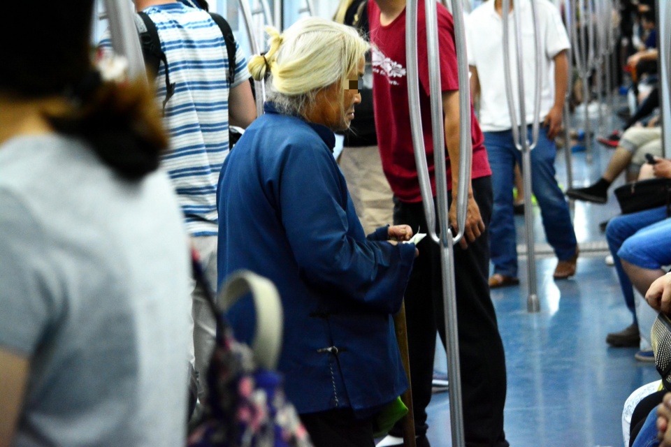 "白发苍苍"的奶奶地铁里乞讨,看有人拍照,要用拐杖把相机砸了