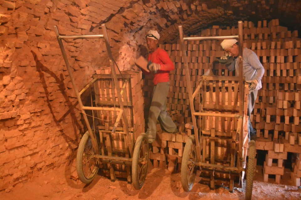 四十度高温算什么,砖厂出窑工人常年在五六十度的高温环境里工作