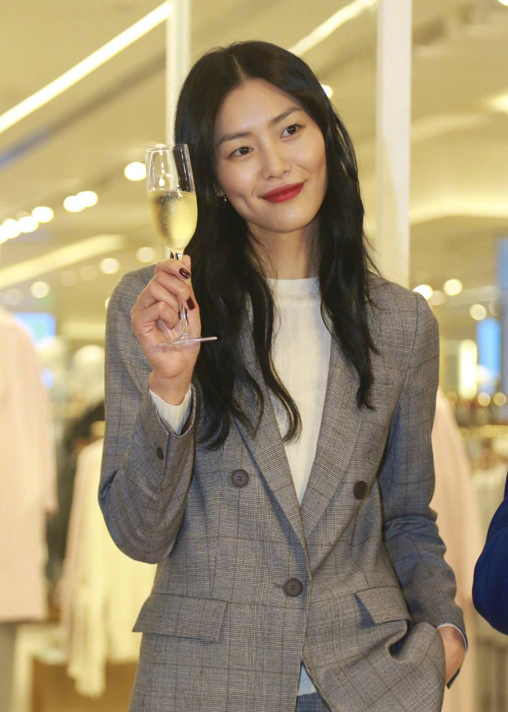 刘雯现身某品牌活动, 灰色格纹西服套装干练又优雅