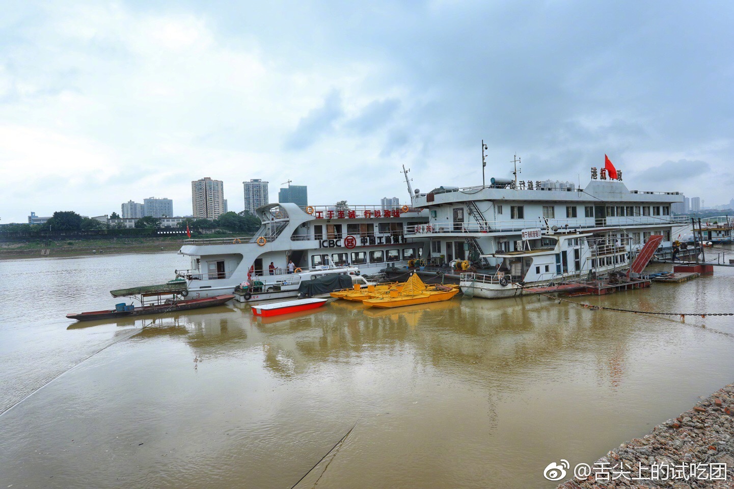 在南宁民生码头坐船游邕江