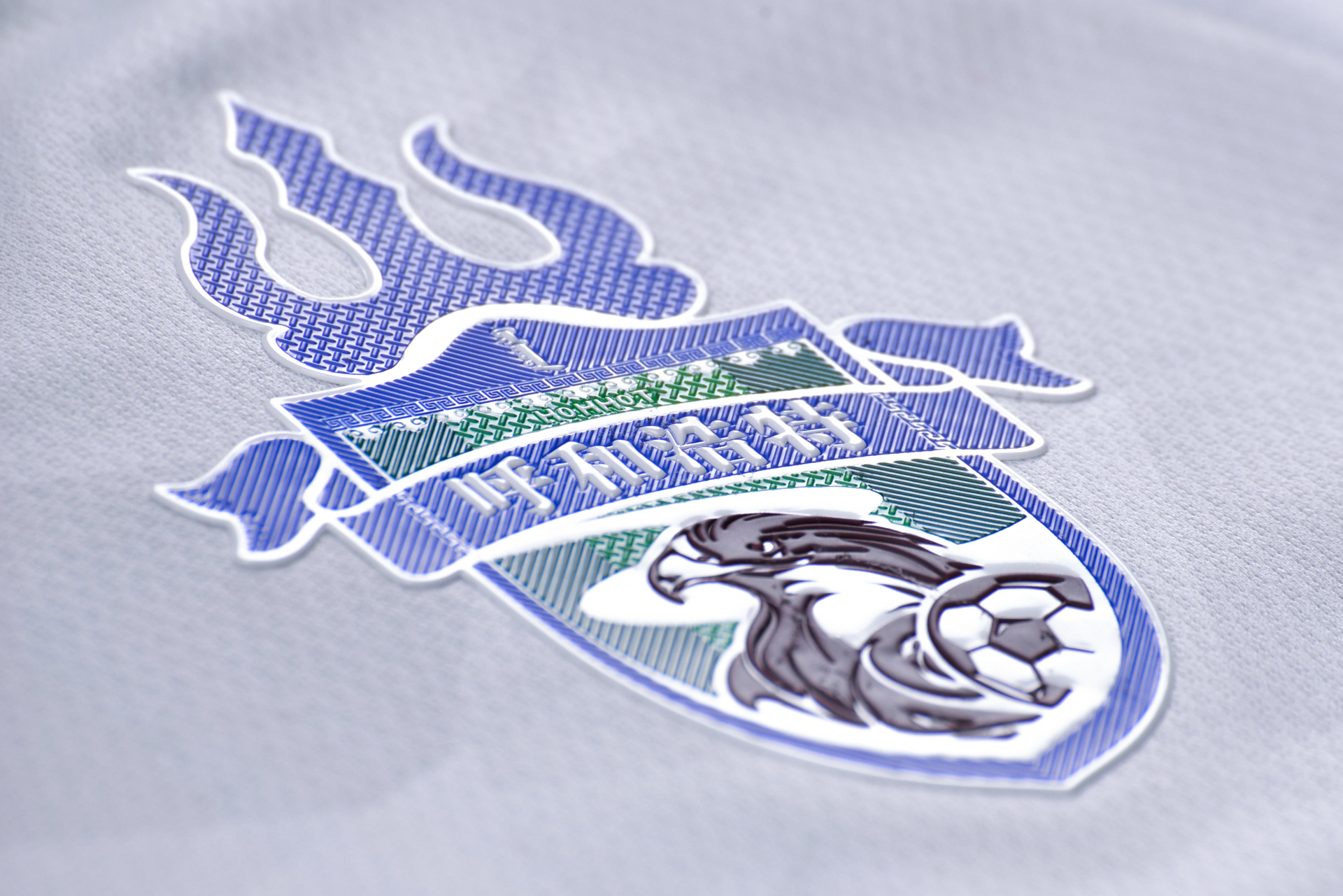 后背图案将象征蒙古战神的苏鲁锭与呼和浩特英文hohhot相结合,寓意