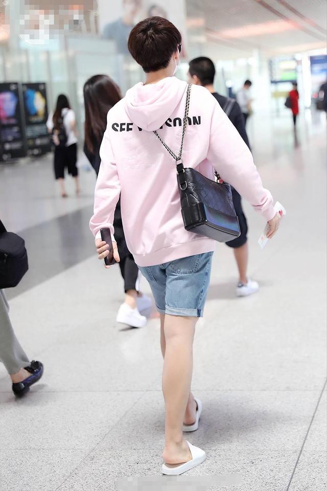 男星汪苏泷放飞自我 拖鞋大裤衩赶飞机却遇粉丝送机,小动作亮了