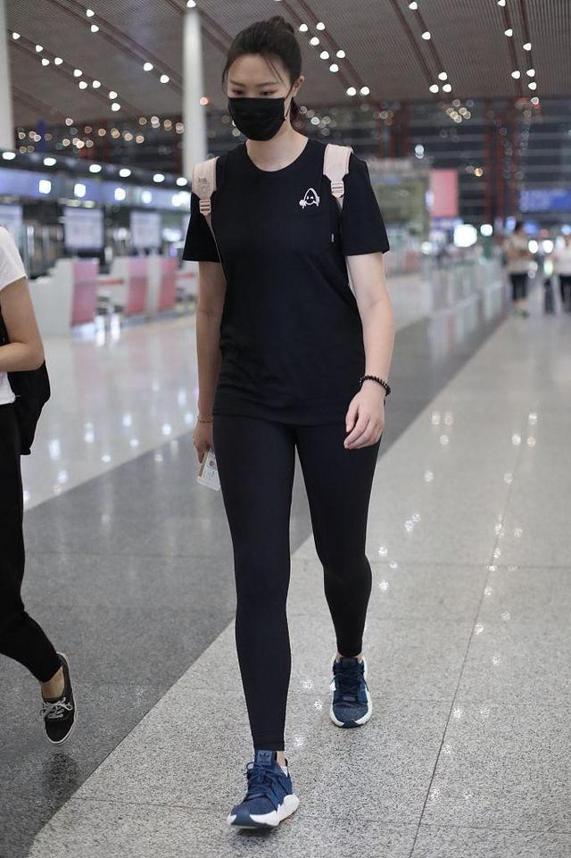 惠若琪穿打底裤现身,看完她的腿后惊住了,网友:1米92真显腿长