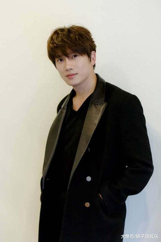 他演技精湛一人分饰7角, 迎娶李钟硕最爱的女人, 40岁还是童颜!