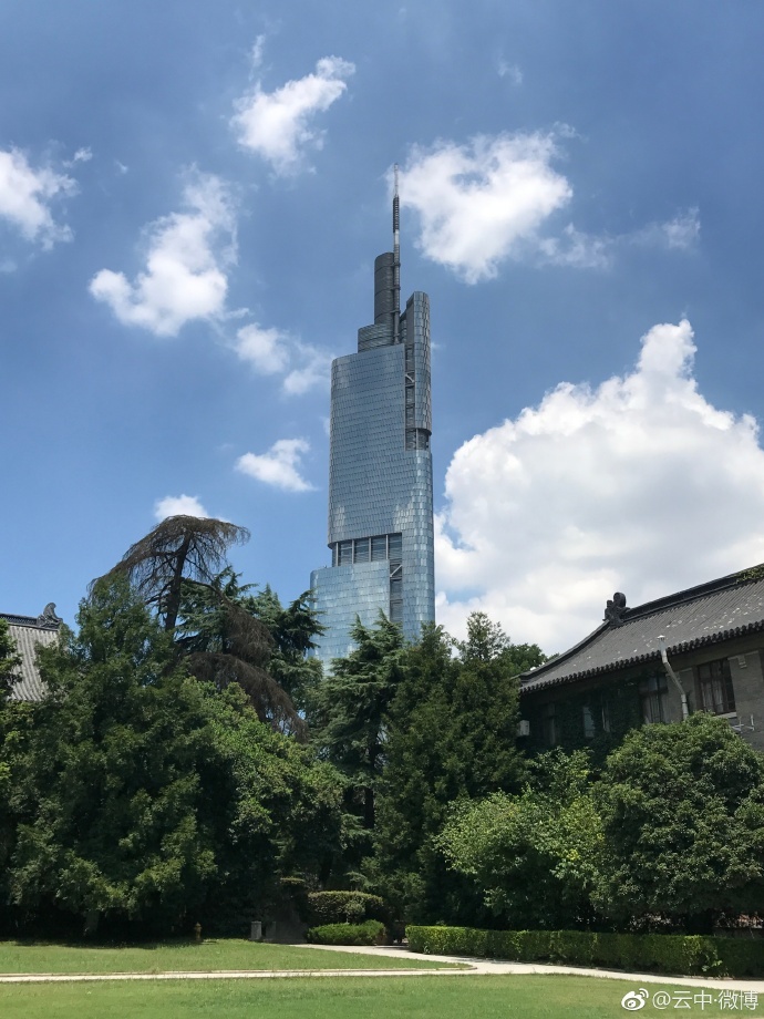 放暑假了,蓝天白云下安静的南大鼓楼校区了解下