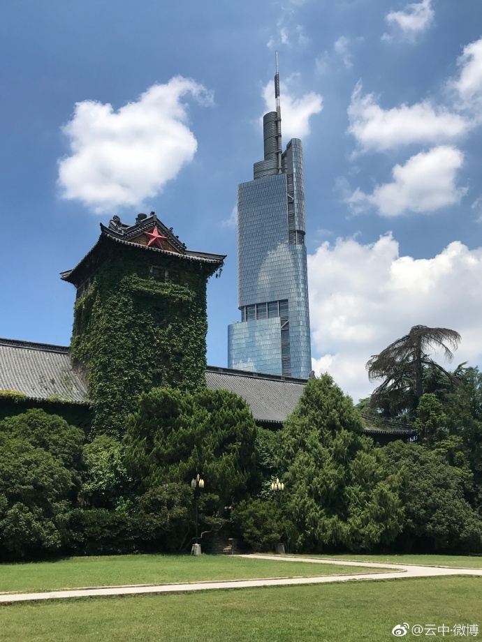 放暑假了,蓝天白云下安静的南大鼓楼校区了解下