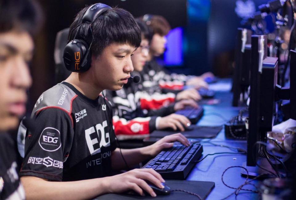 以下是双方的首发名单: edg首发名单: ray,haro,scout,iboy,meiko