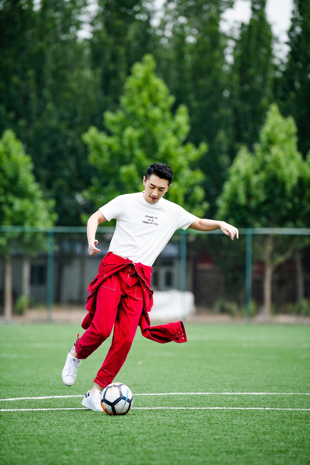 实力球迷白客生日写真曝光,绿茵场尽显活力帅气