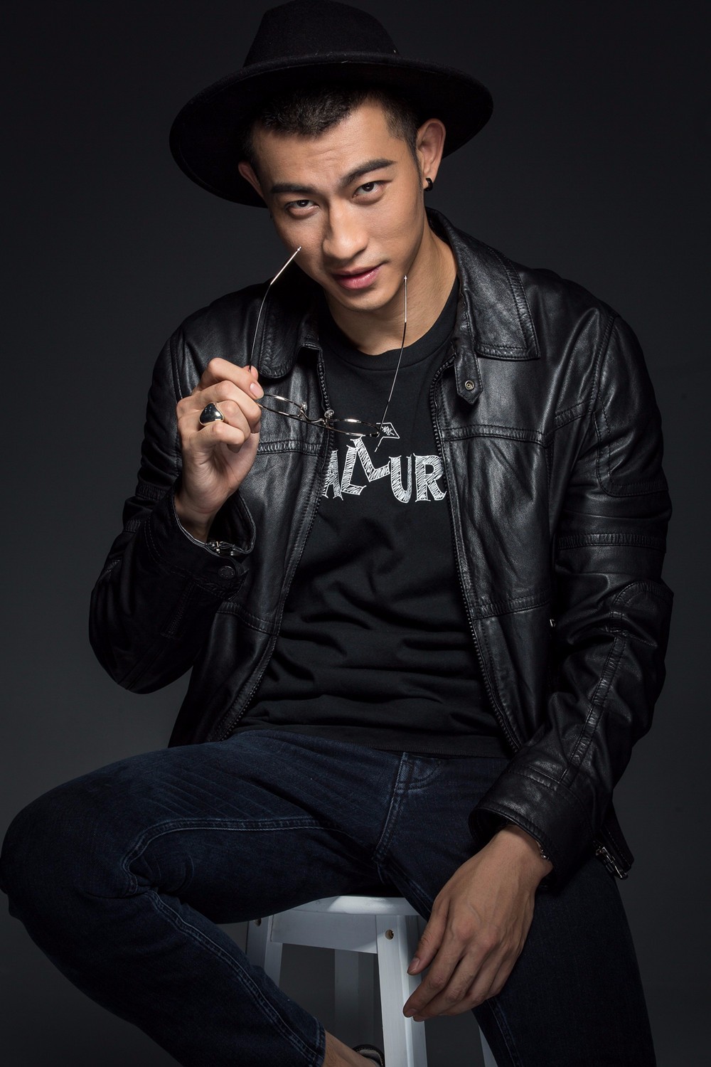 《平凡的荣耀》赵磊挑战反差角色 导演吕行反其道