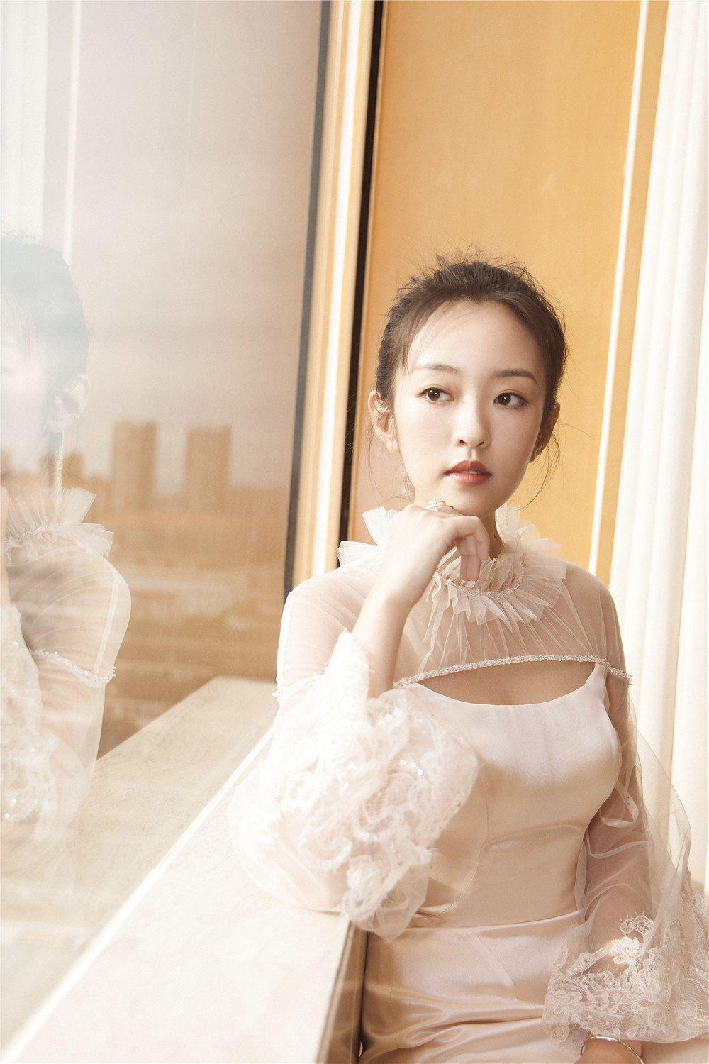 刘泳希出席腾讯影业发布会 优雅长裙气质十足宛若"小仙女"