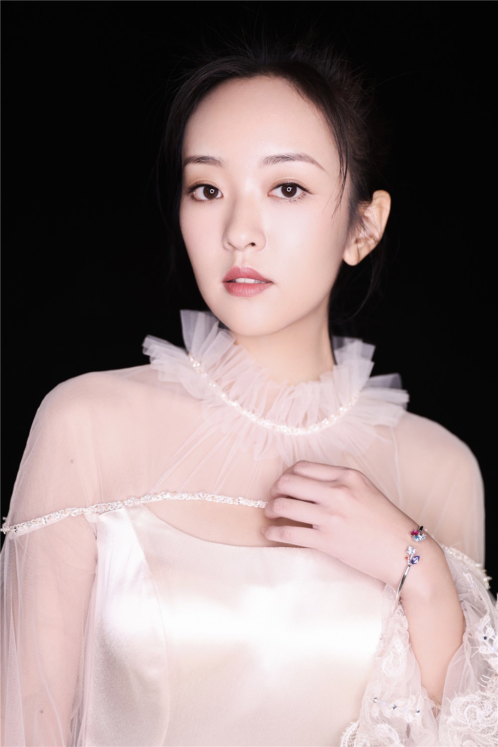 刘泳希出席腾讯影业发布会 优雅长裙气质十足宛若"小仙女"