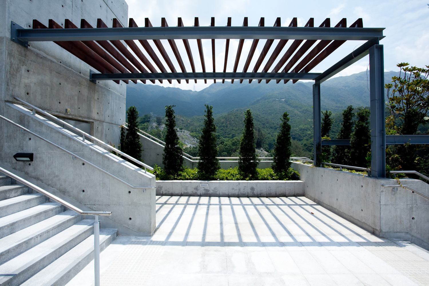 香港钻石山殡仪馆建筑署新钻石山殡仪馆的设计旨在保留拜山的