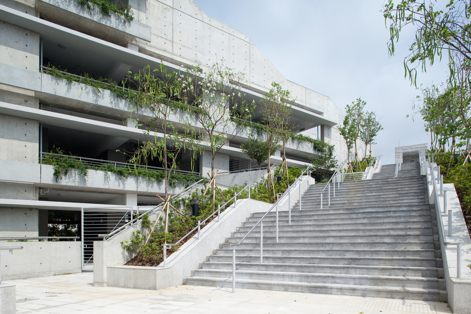 香港钻石山殡仪馆建筑署新钻石山殡仪馆的设计旨在保留拜山的