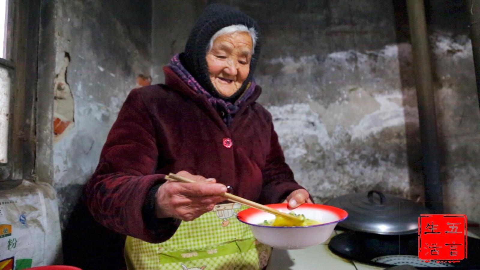 农村90岁外婆教你鸡蛋羹的正确做法,蓬松嫩滑,特别下饭!