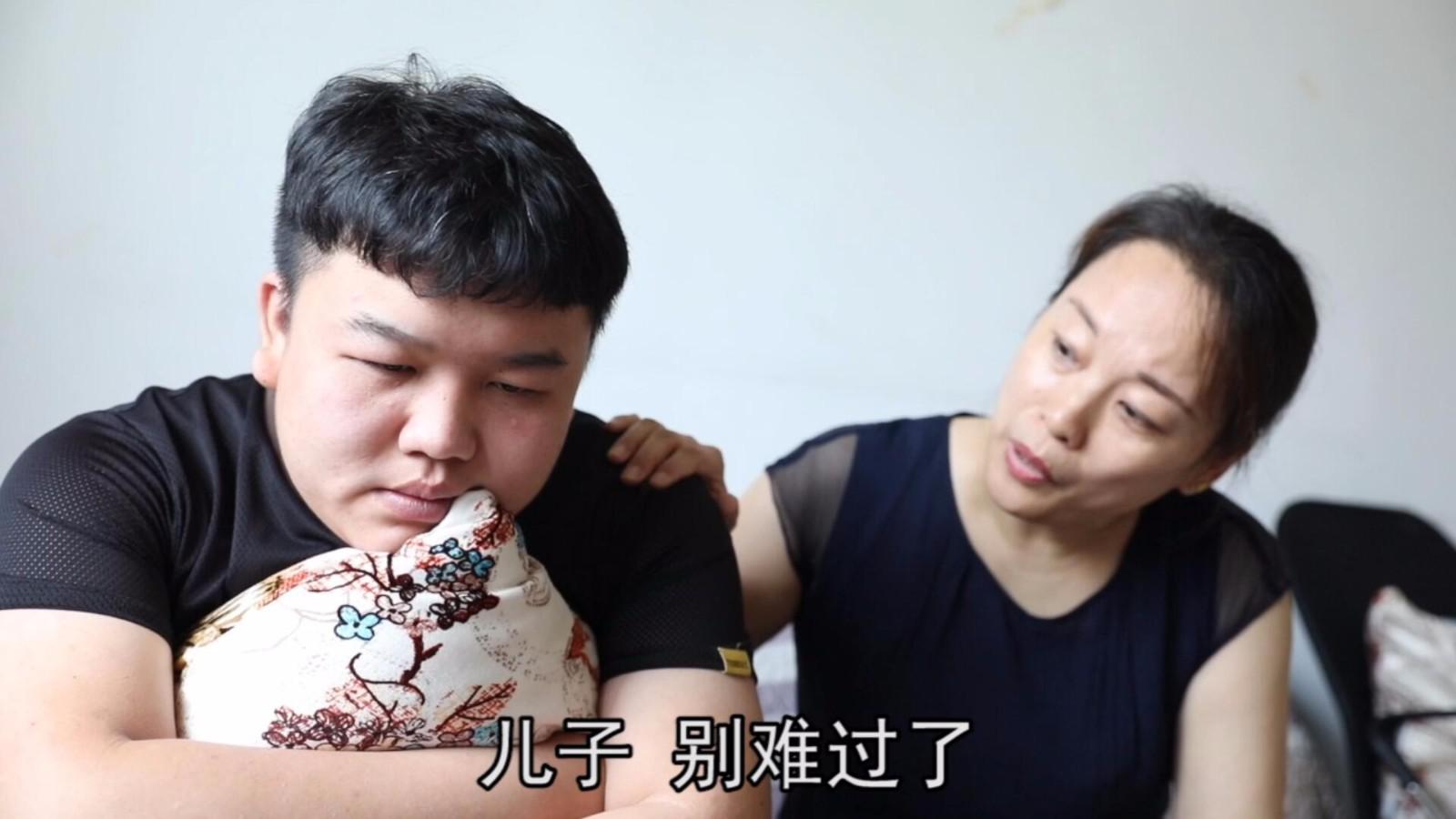 没见过这么坑儿子的,只因不喜欢儿子女友,一个红包就让他俩分手