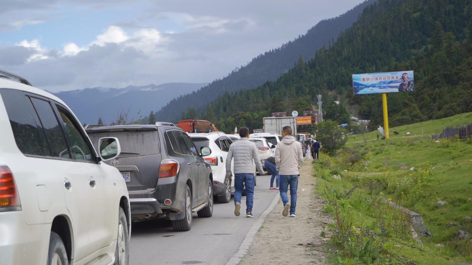 面包车旅行第867天,在西藏遭遇大堵车,被困318国道十几个小时