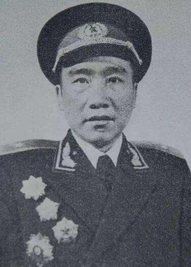 唯一不穿军装下葬的开国将军,授衔时被质疑,怒撕军衔愤然离去!