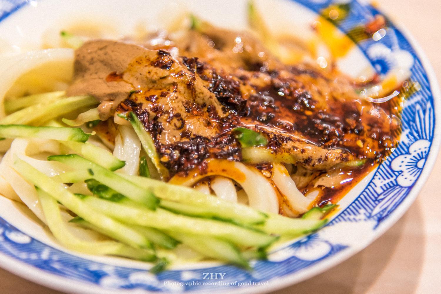 一碗羊肉泡馍,28-58元不等,却是西安回民街最叫座的地方美食