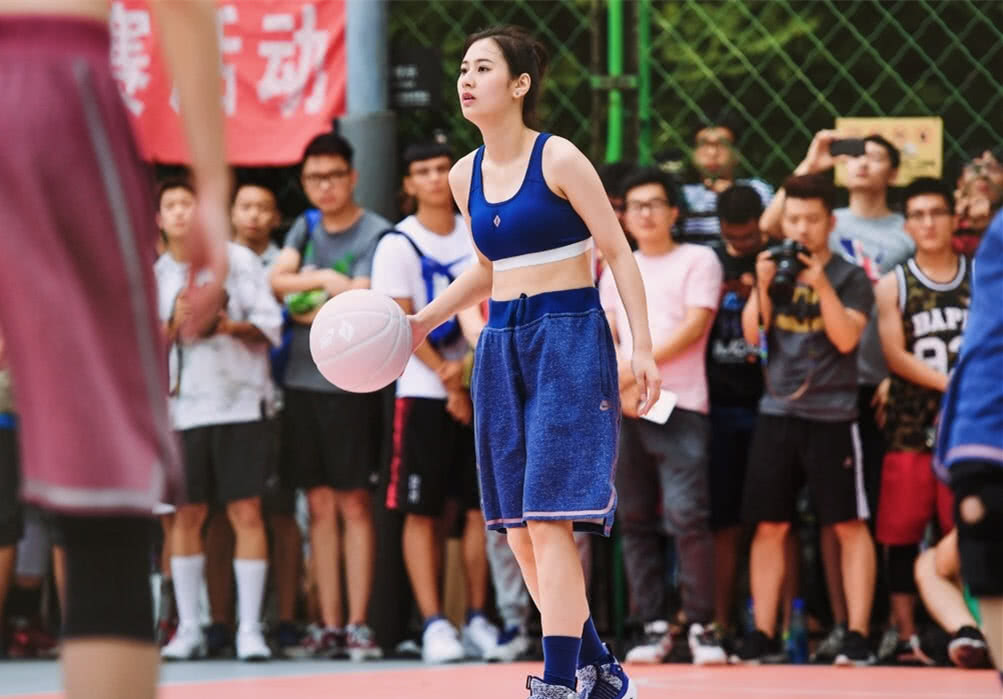 亓浩曾经还参加过吴悠举办的"日落东单"街球比赛,不惧任何男生的他,照