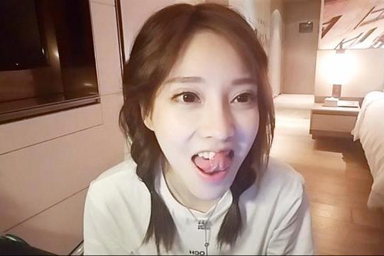 冯提莫北京宾馆直播110万人气 嘟嘴卖萌太可爱