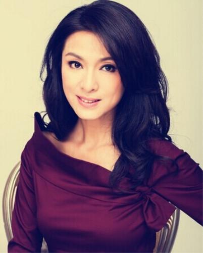 她是成龙追了八年的女人,交往26年的男友因病去世,现在孤身一人