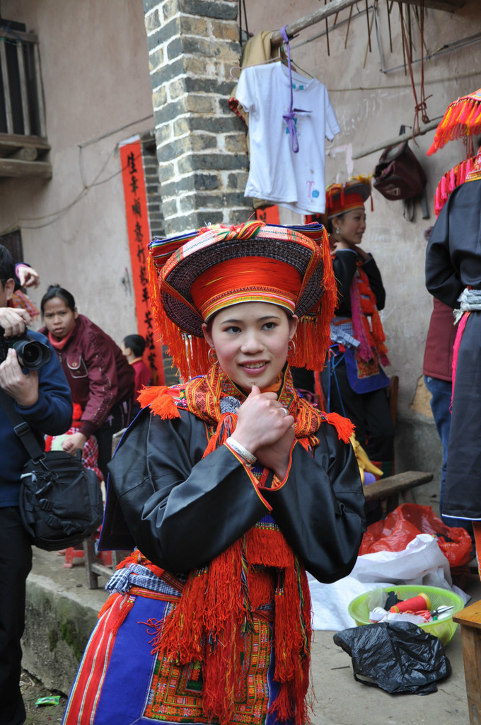 神秘的背篓瑶婚礼,结婚三天后才允同房,彩礼送猪要一死一活