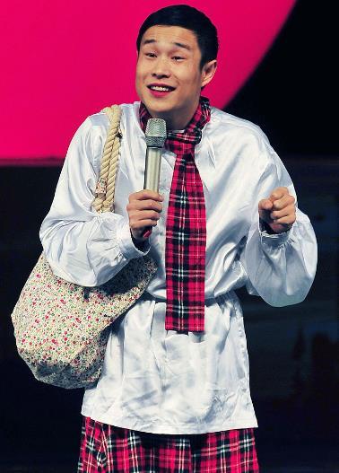 他曾6登春晚,自毁前程2次入狱,被小20岁女友抛弃,至今未婚