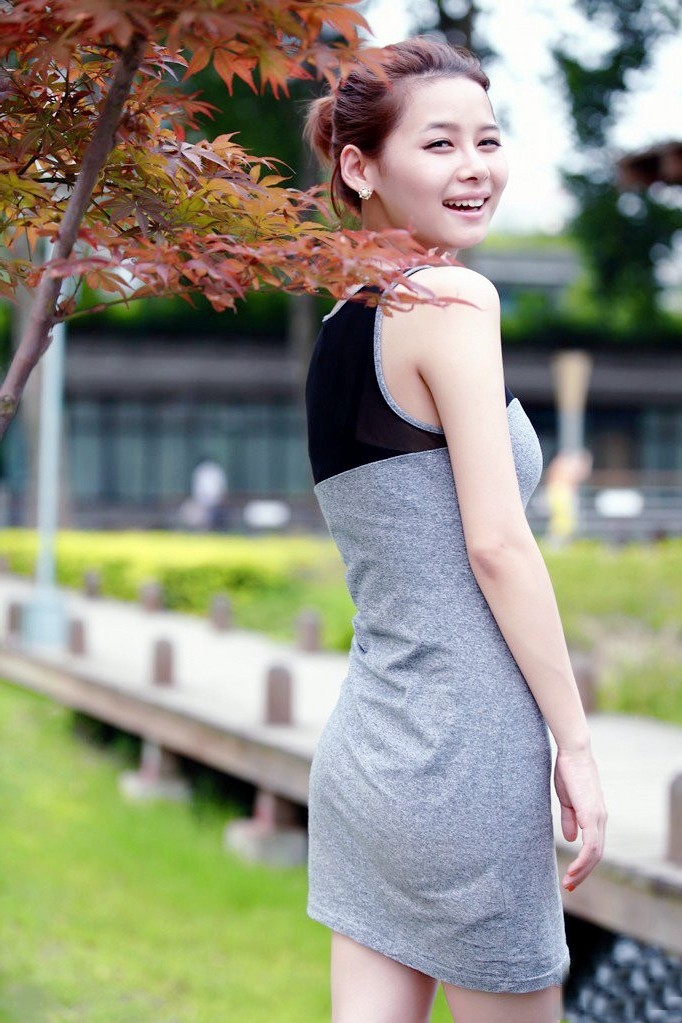 笑得多么开心的美丽少女姑娘