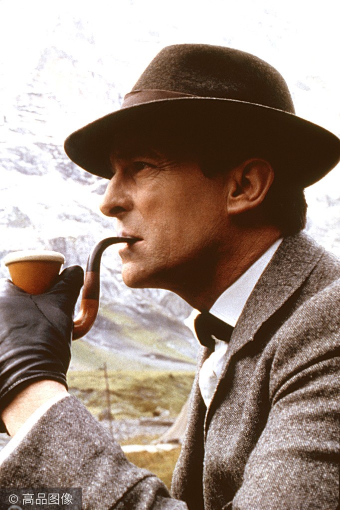 更发掘了福尔摩斯个性深处的人性温暖,赋予了冷静犀利的大侦探迷人的