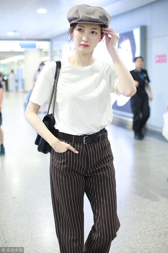 江疏影机场街拍,白t恤搭配条纹长裤
