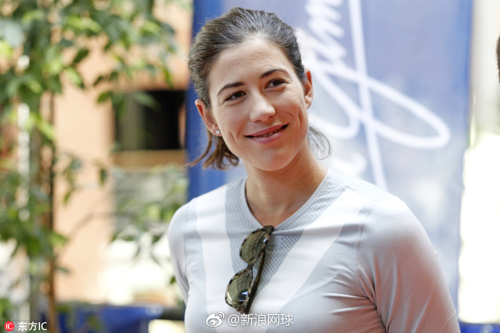 西班牙马德里穆古鲁扎出席眼镜品牌活动笑容甜美