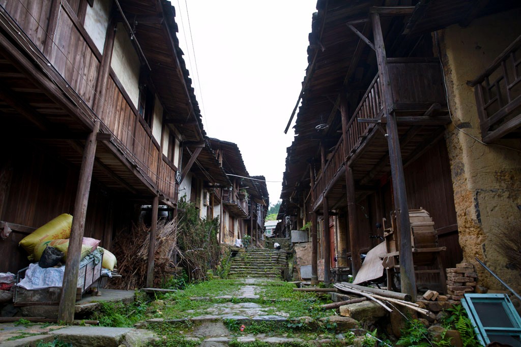古老的吊脚木楼 千年的鹅卵石古街 宁静原味幽远绵长