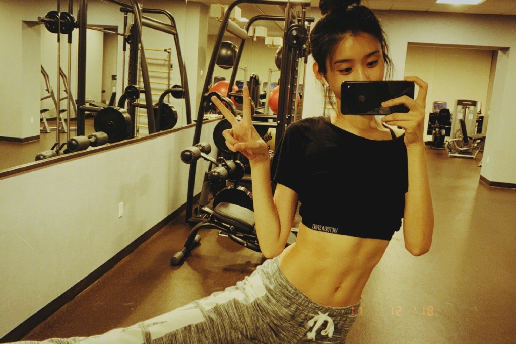 奚梦瑶维密走秀后首晒自拍照,卖力健身大秀马甲线