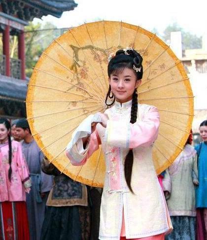 《诛仙青云志》中赵丽颖饰演的碧瑶的造型,清新脱俗,这个撑伞的姿态