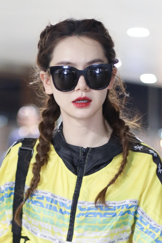 戚薇双羊角辫俏皮现身似少女 粉丝:这还是那个七哥吗?