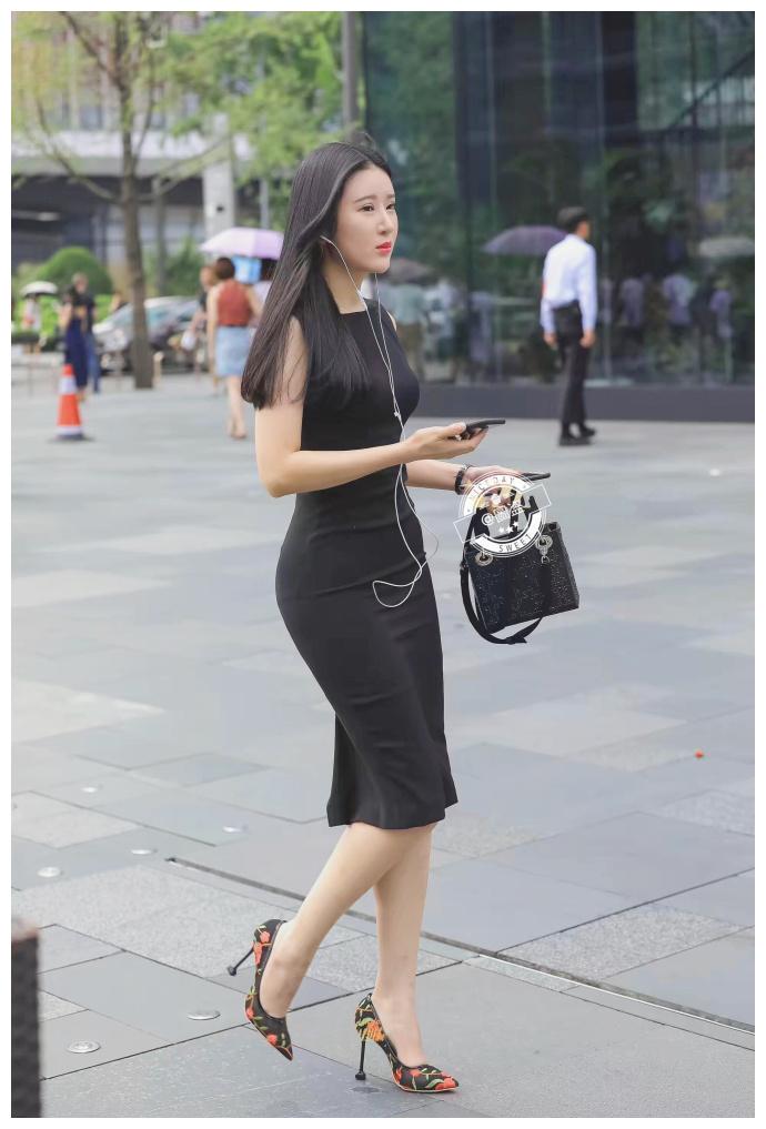 街拍:小姐姐紧身款的黑裙,完美的将身材身材曲线勾勒出来!