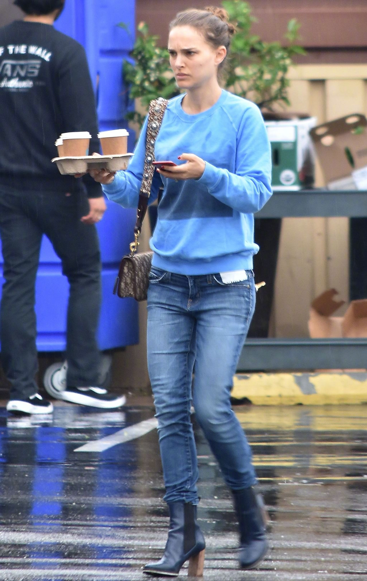 卫衣配搭牛仔裤身背dior包,当地时间3月22日在洛杉矶外出买咖啡的街拍