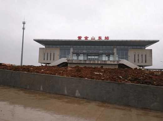 个建设了8年的高铁站,从未接收过乘客,站内一片荒凉的南京紫金山东站