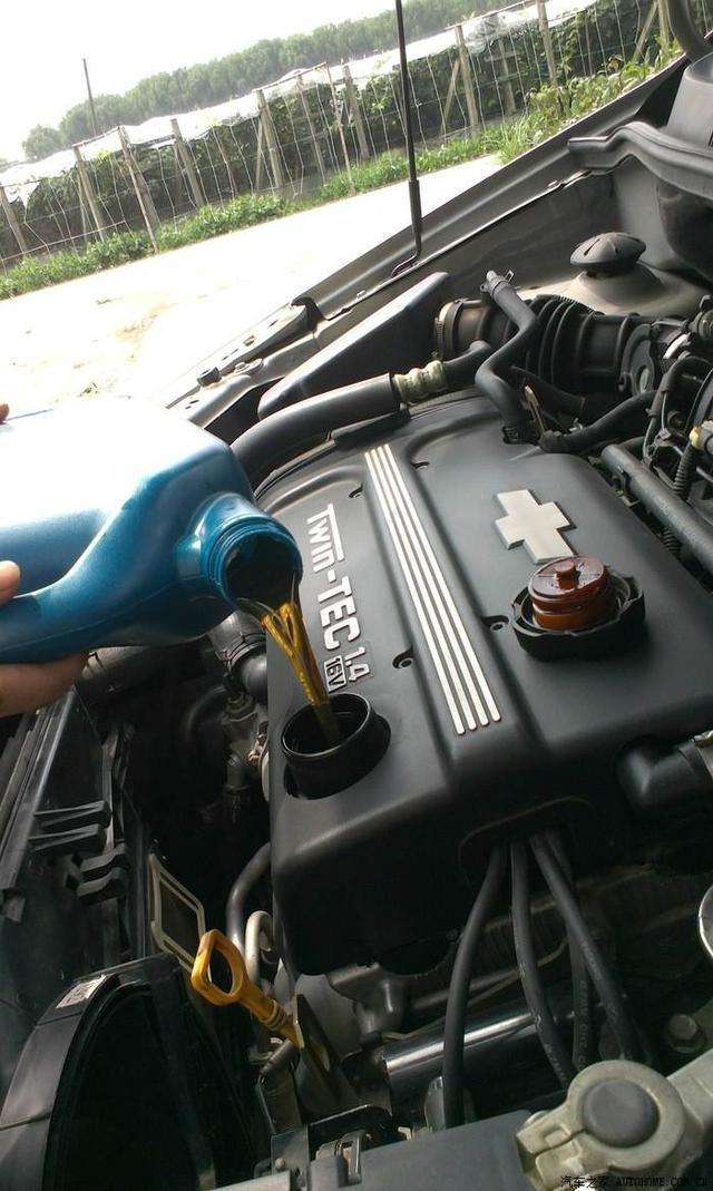 五千公里换一次机油? 多少人被骗, 汽修师傅教你多久换才最好