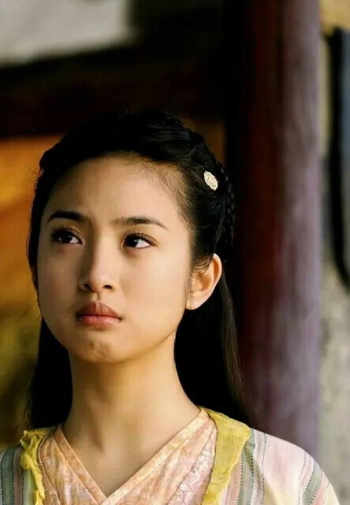 不外演技强大的人仍是有方法,同样的阿紫,低头是圆圆脸心爱,举头加点