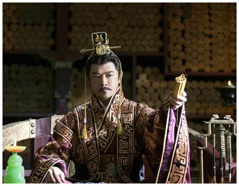 拉拢他呢最简单有效的方式就是联姻,于是大汉公主刘细君就成了牺牲品