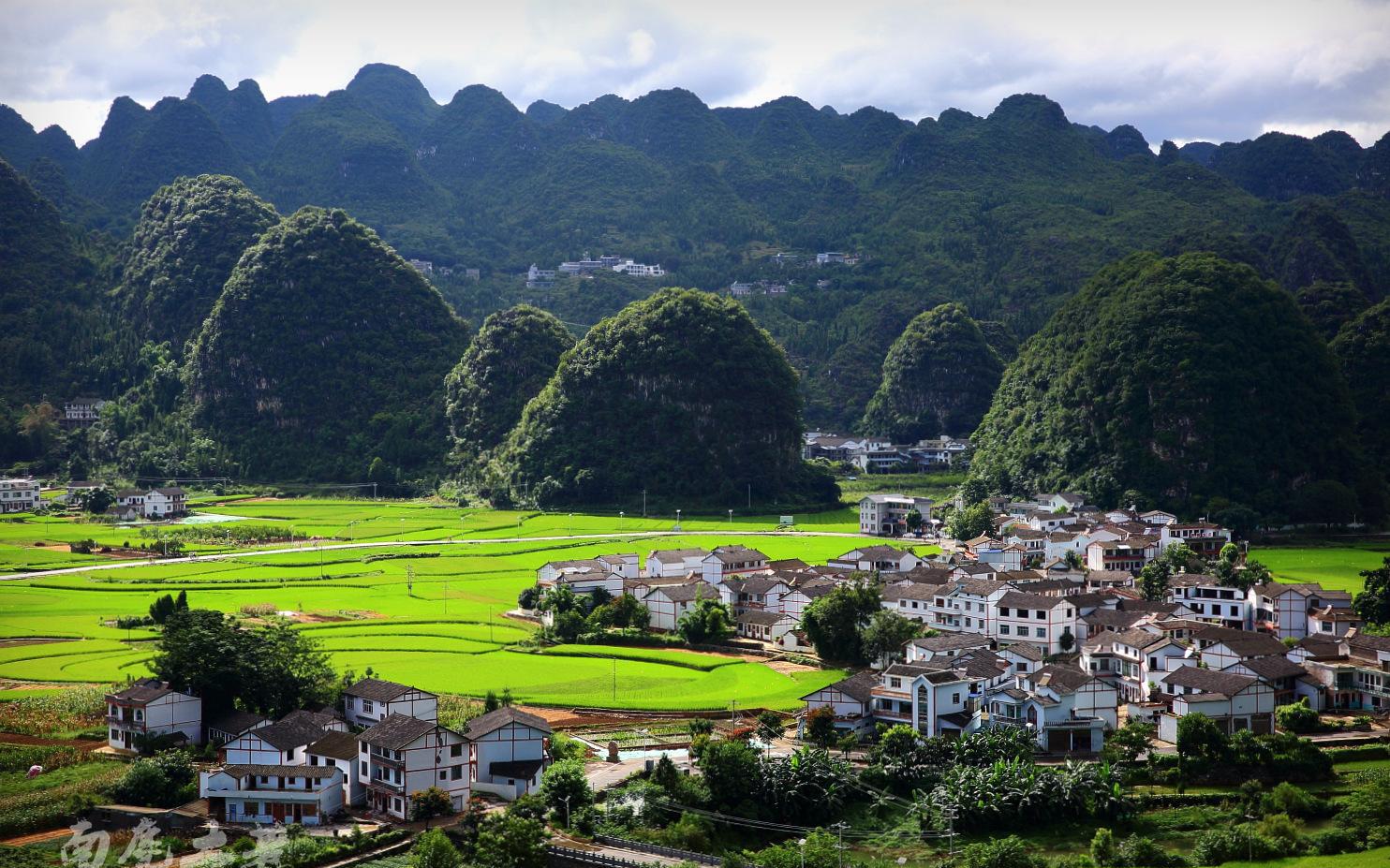 3万座山峰围成林海, 兴义布依族人在谷底养生