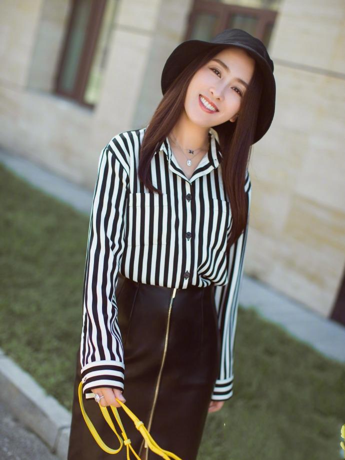 马苏晒出一组时尚街拍照, 穿衣风格超时髦