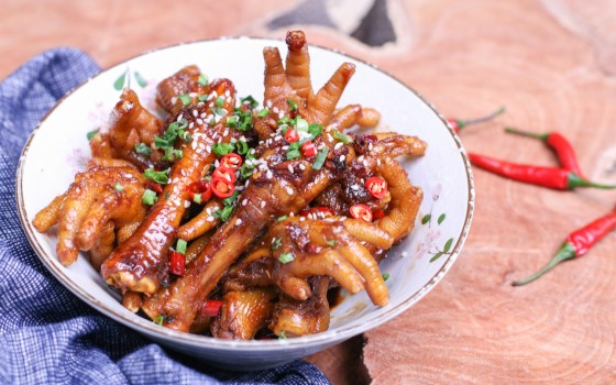 做一盆香辣啤酒鸡爪,鸡爪里飘着酒香,啃得根本停不下来