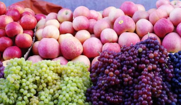 夏末初秋的新疆,有着好吃的水果和美味的肉类食物