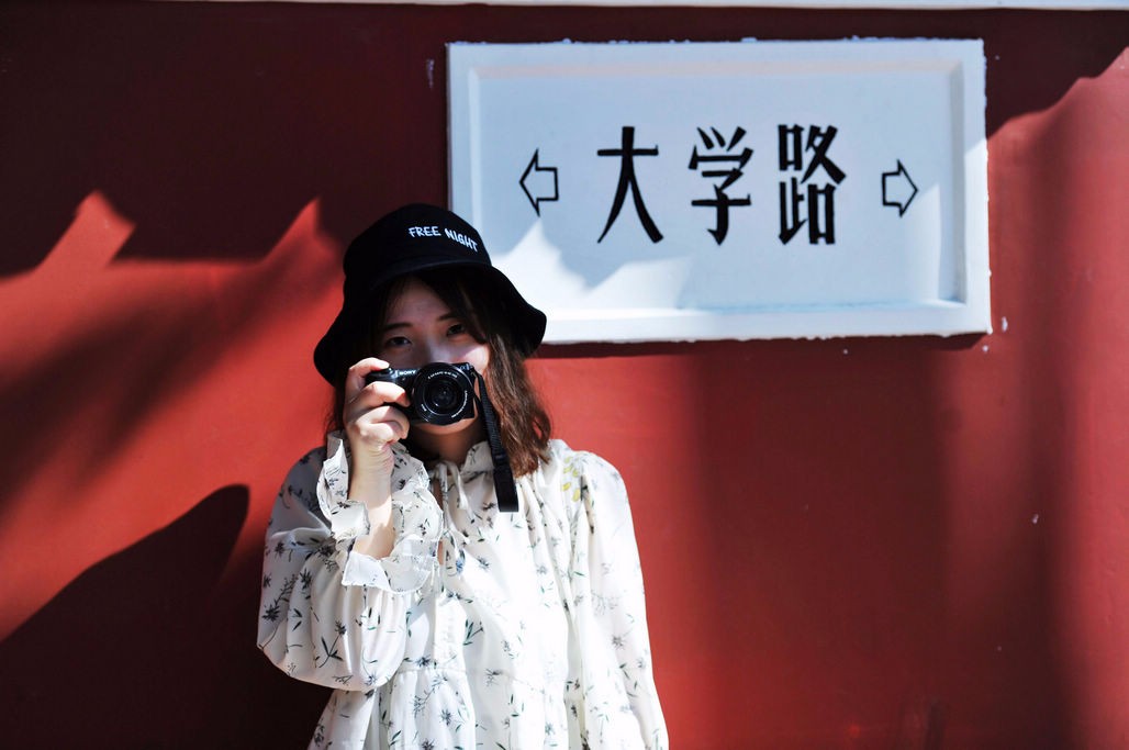 大学路红墙成青岛旅游新热点 美女纷至沓来拍照 小清新拍照留念