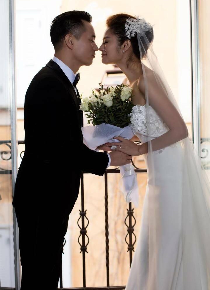 安以轩结婚一周年发感言,老公无回应,网友"炫富无处不在啊"